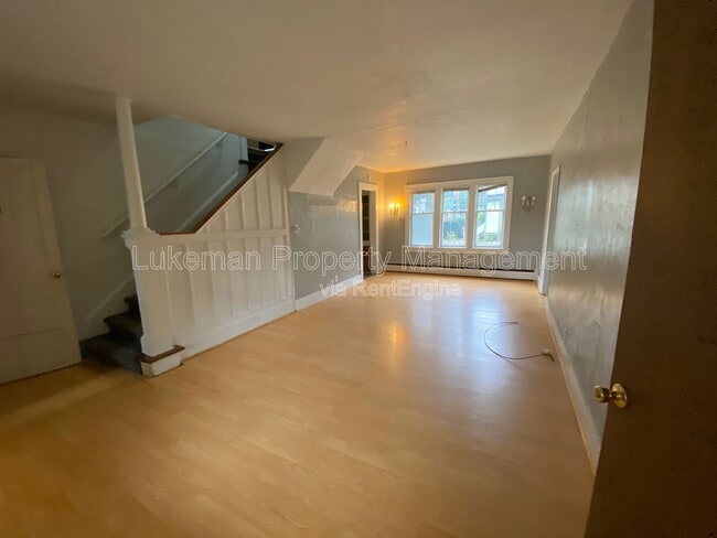 Building Photo - 513 Village St