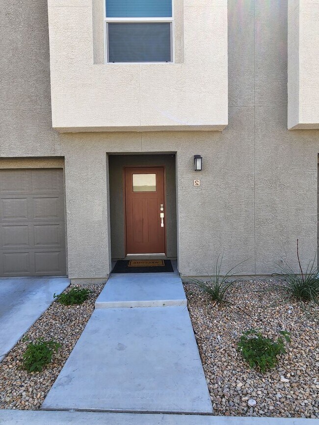 Building Photo - Modern Comfort Meets Vegas Vibes! – Utilit...