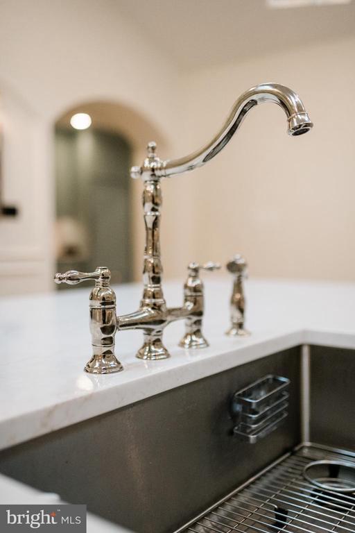 Building Photo - 2210 Boxmere Rd