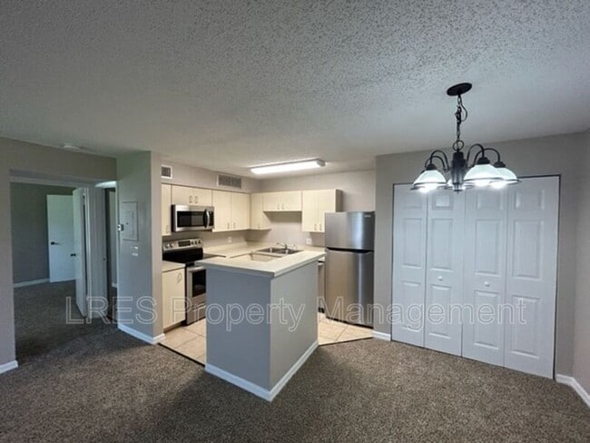 Building Photo - 380 Lakepointe Dr