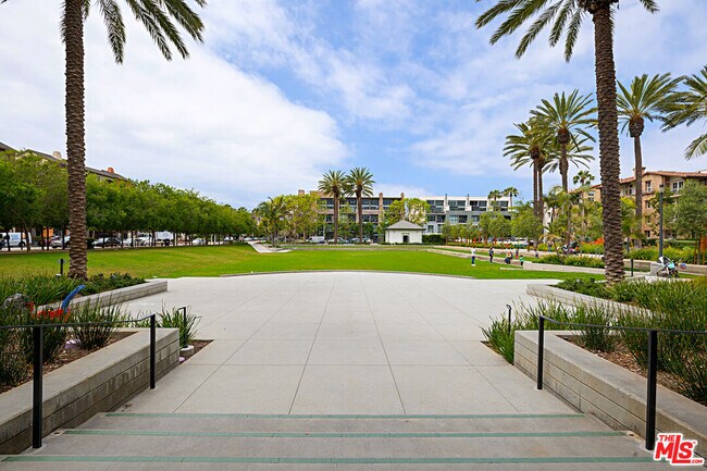 Building Photo - 6400 Crescent Prk E