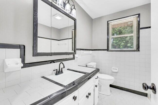 Building Photo - Wonderful 3 bed 2 bath with a modern interior