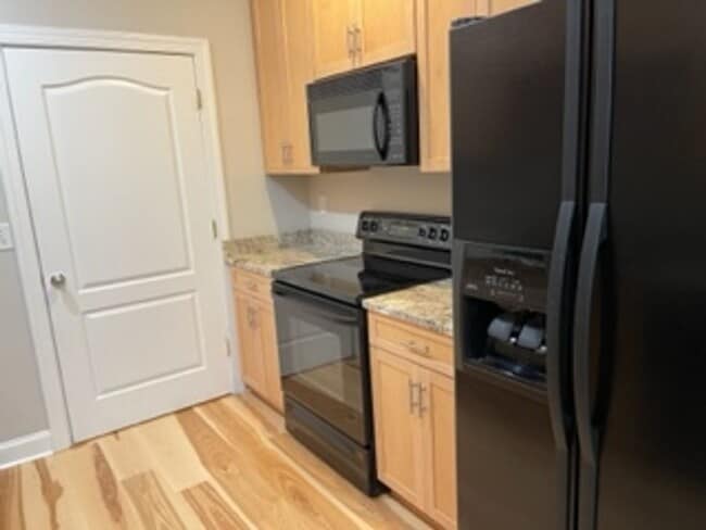 Building Photo - 3 Bedroom Condo in Desireable Dilworth!