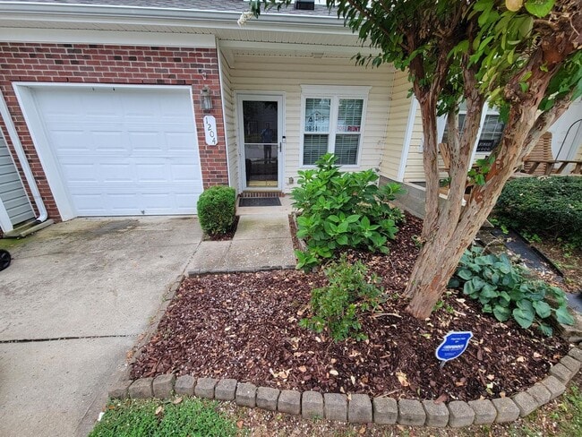 Building Photo - Great 2 Bedroom 2.5 Bath in Ridge Creek!