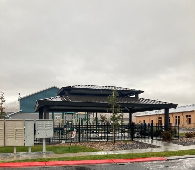 Building Photo - 1661 E Talon Way
