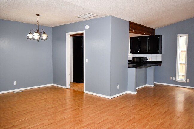 Building Photo - 4-Bed, 2-Bath Home in Broken Arrow Schools...