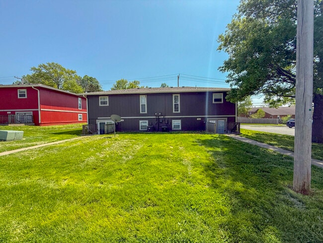 Building Photo - 1015 W Ash St