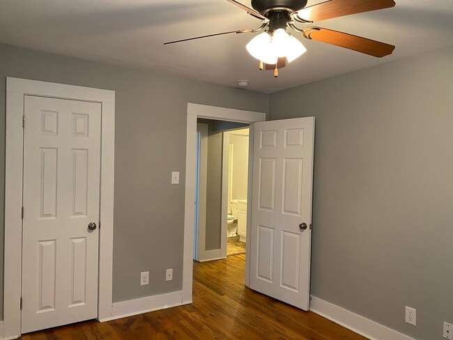 Building Photo - Great location 2 bedroom 1 bath home near APSU and Downtown!