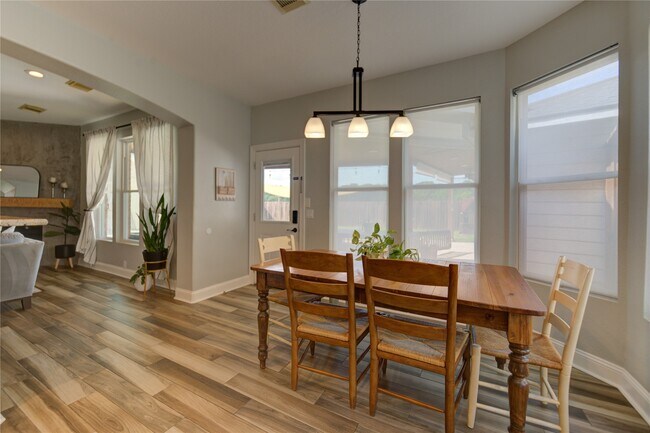 Building Photo - 6206 Clear Canyon Dr