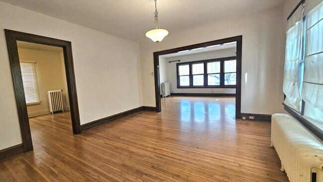 Building Photo - Very well maintained 2 Bed 1 bath duplex at 4536 Grand Ave S, Minneapolis.