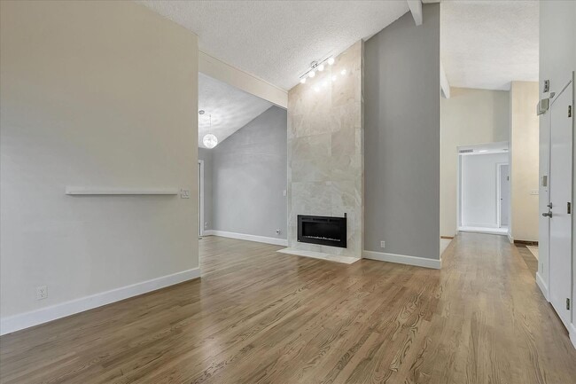 Building Photo - Great Location! Great Schools! Month to Month Only!