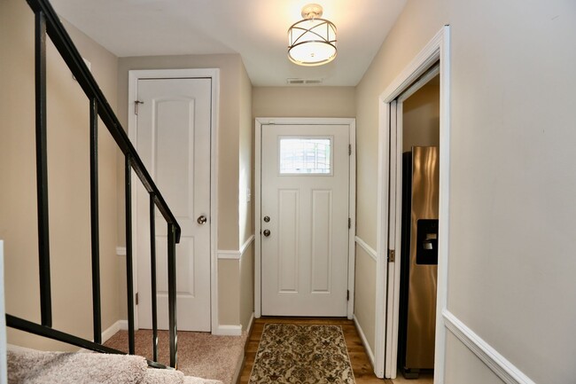 Building Photo - Great Neck Townhome Available 06-11-25! Ne...