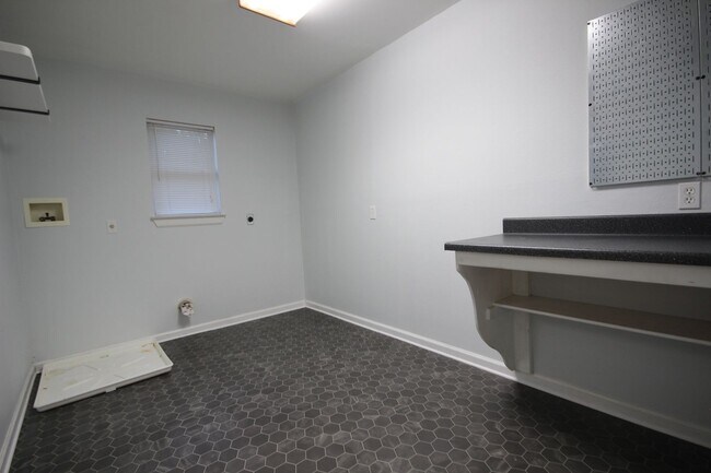 Building Photo - North Loop/Burnet Corridor LARGE 2/1 Duple...