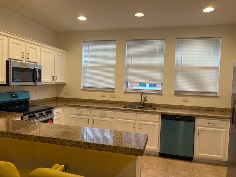 Kitchen - 833 Millbrae Ct