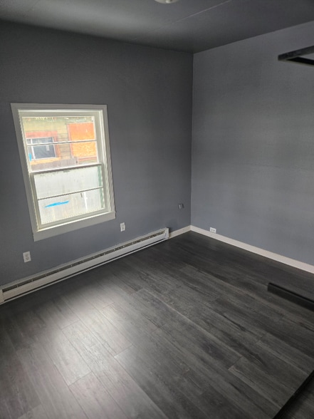 Building Photo - 716 E 1st St