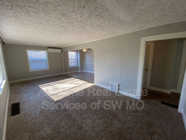 Building Photo - 1471 E Mcgee St