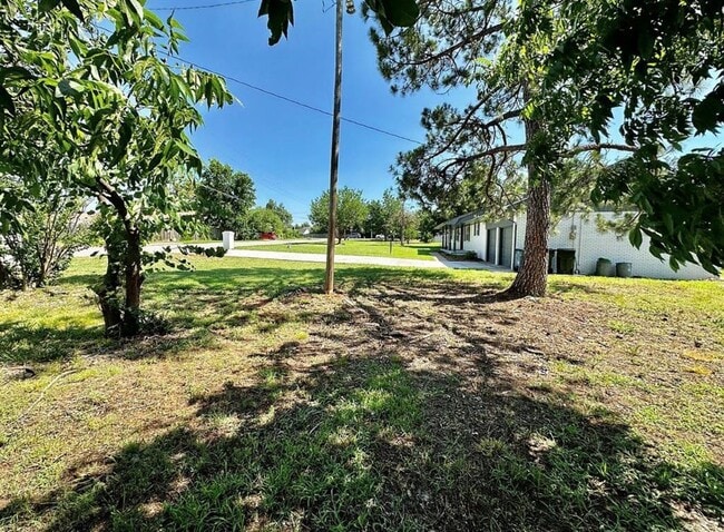 Building Photo - 3215 Oakwood Dr