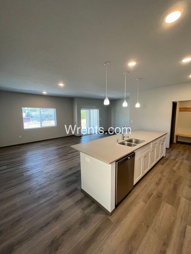 Building Photo - 1312-1314 E Farwell