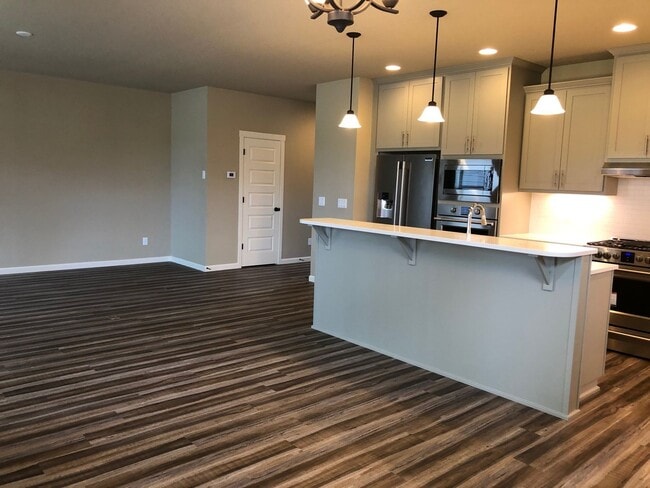 Building Photo - Like New Townhouse