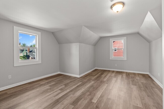 Building Photo - 12666 Cloverlawn Ave