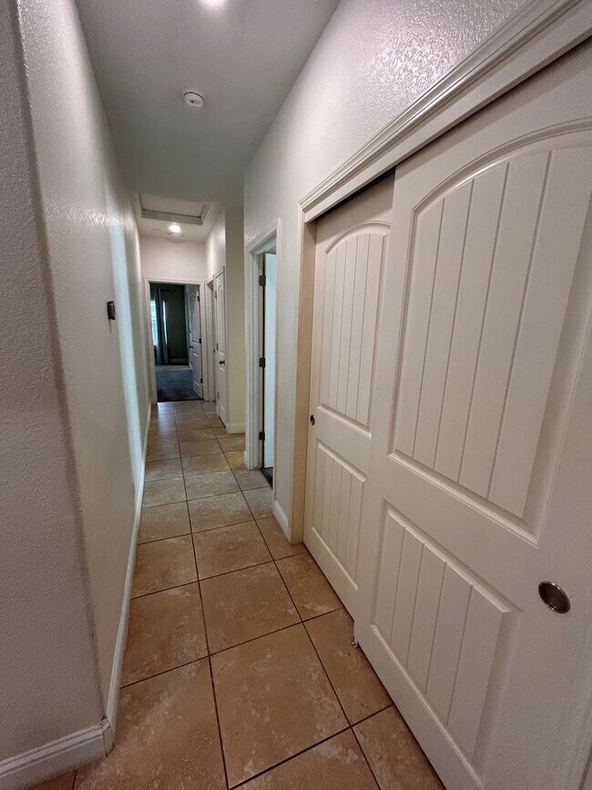 Building Photo - Beautiful home for rent in Visalia!