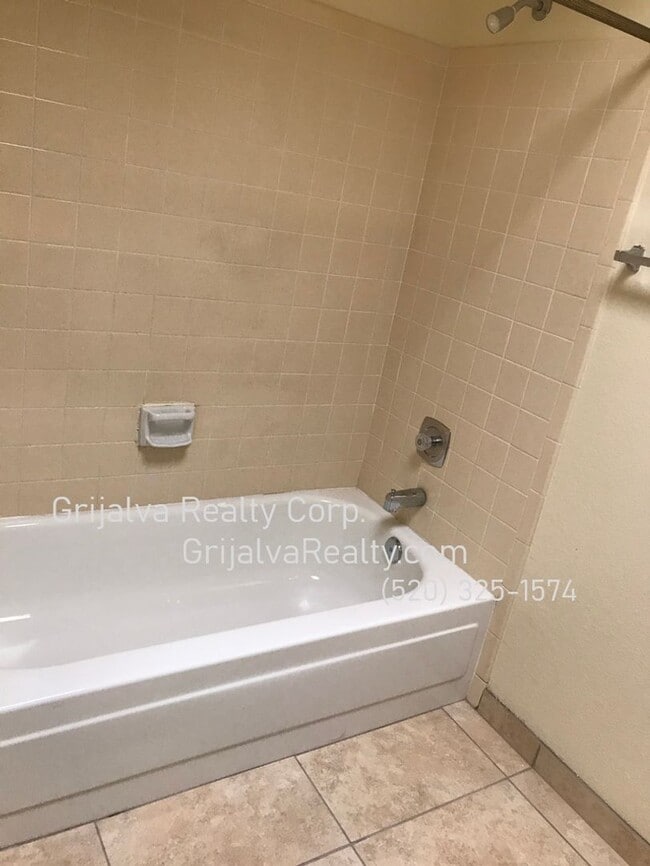 Building Photo - Beautiful 3 Bedroom, 2 Bath Eastside House (Escalante/Camino Seco)