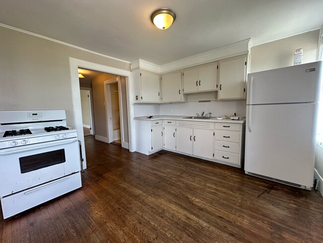 Primary Photo - 61 Hanson St