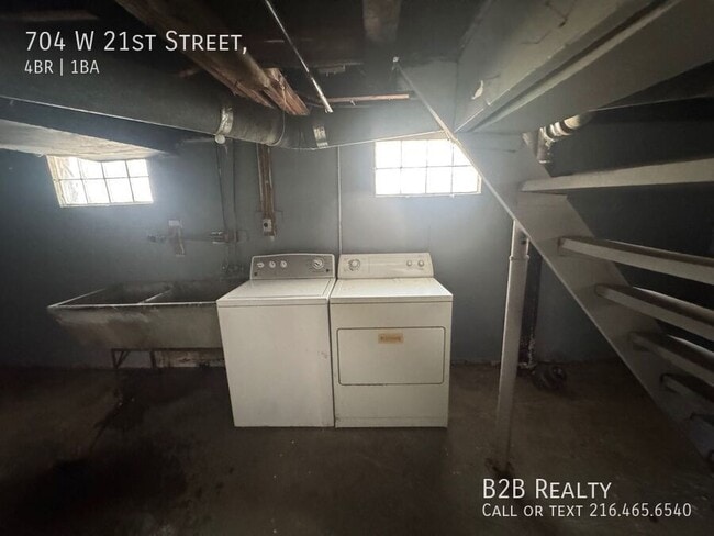 Building Photo - 704 W 21st St