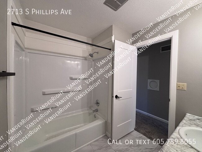 Building Photo - 2713 S Phillips Ave