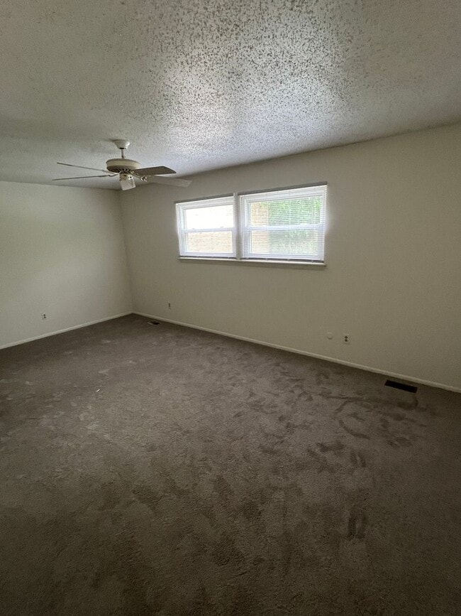 Building Photo - Large Townhouse in Virginia Beach with a Fenced Yard!