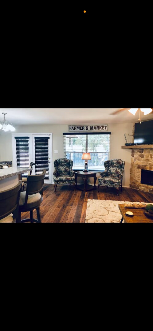 Building Photo - 4 bed 2 bath 1 car garage on Flint Avenue!