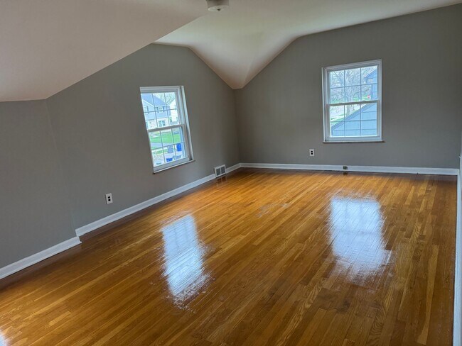 Building Photo - 3 Bedroom 1.5 bathroom Single Family Home, Upper Arlington Schools