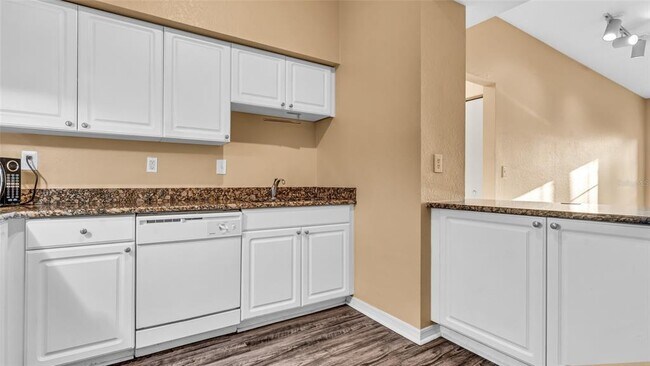 Building Photo - 410 S Armenia Ave