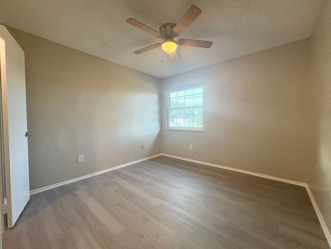 Building Photo - Fantastic 3 BR Lake Mary Home with vaulted...