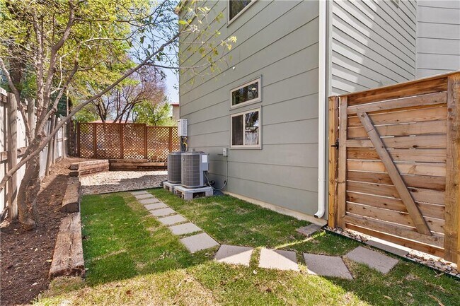 Building Photo - 2702 Crest Ave