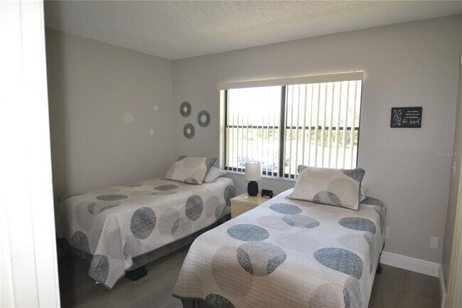 Building Photo - 284 Woodlake Wynde