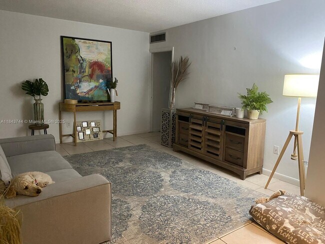 Building Photo - 533 Menendez Ave
