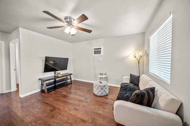 Building Photo - Fully Updated 2/1-Directly Across From 20th St Park- Available Now*** One Room Lease take over***