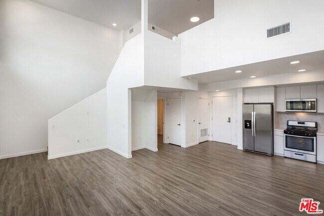 Building Photo - 5750 Hollywood Blvd