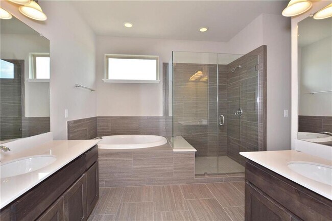 Building Photo - 1610 Arcilla St