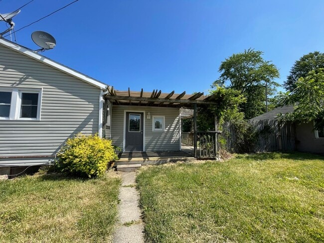 Building Photo - SINGLE FAMILY HOME Available August 1st!