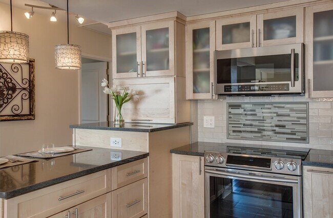 Building Photo - 32 Cherokee St