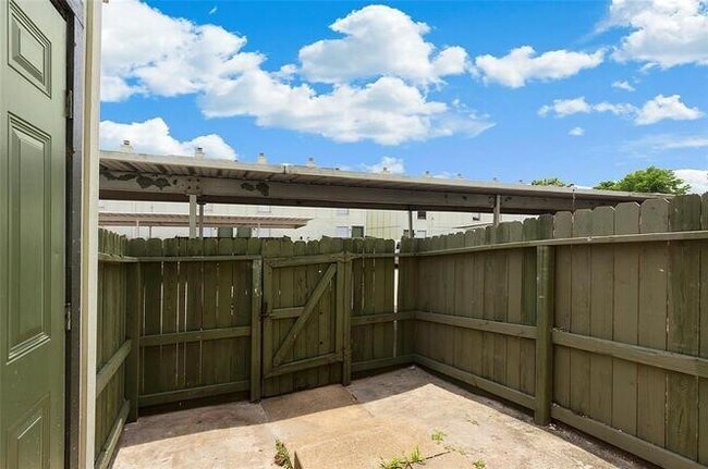 Building Photo - 8704 Victorian Village Dr