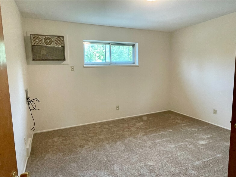 Building Photo - 565 Treeside Dr