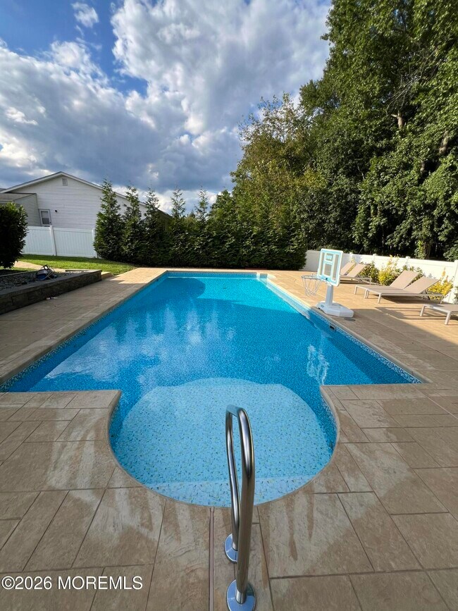 Building Photo - 8 Ridge Rd