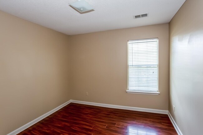 Building Photo - 6719 Ross Manor Dr