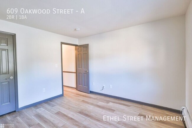 Building Photo - 609 Oakwood St