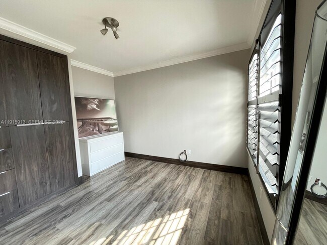 Building Photo - 610 8th St