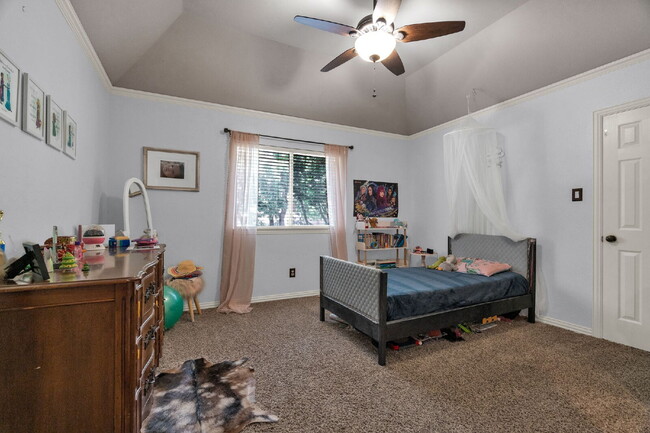 Building Photo - "Discover Your Dream Home: Spacious 4-Bedr...