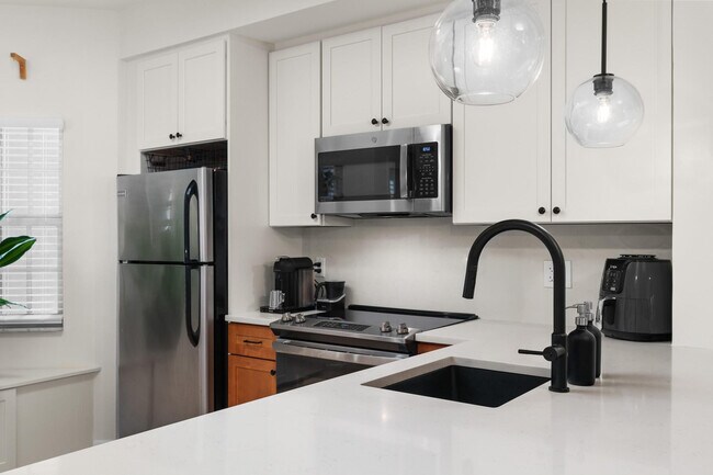 Building Photo - 1321 Bayview Dr